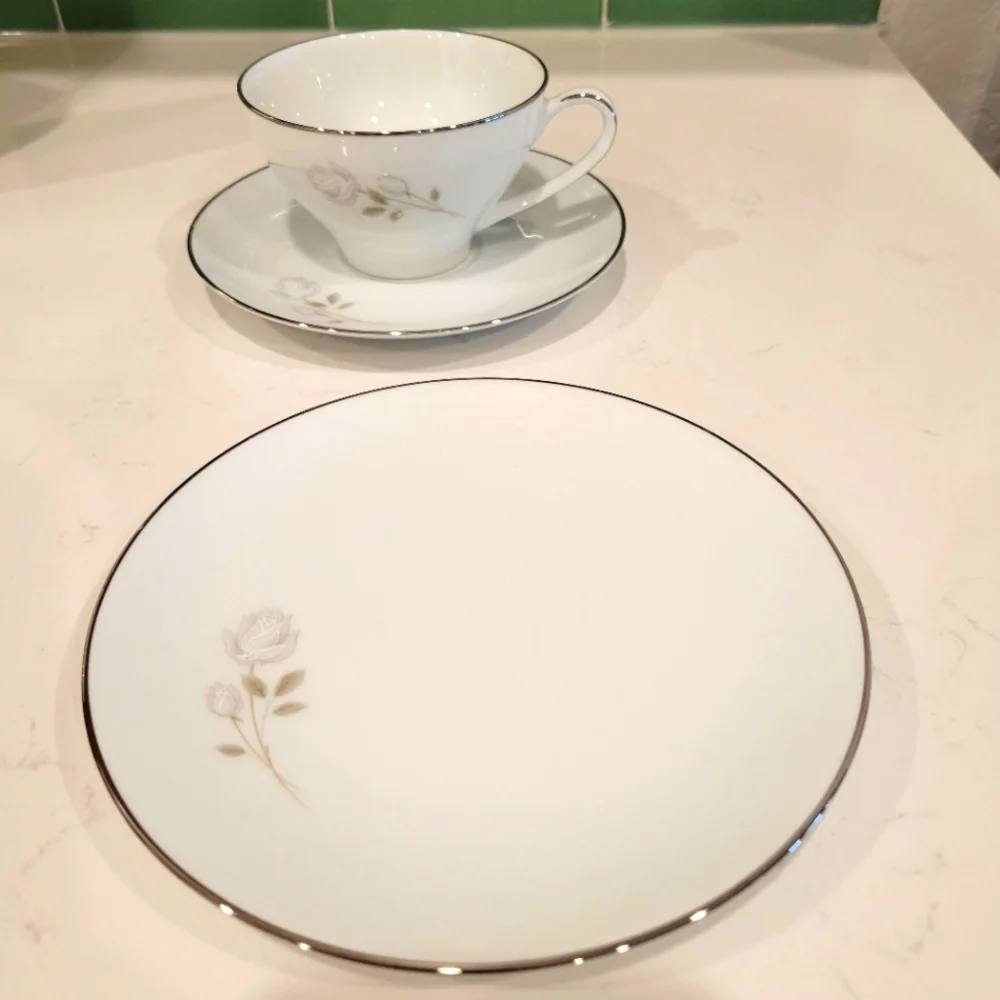 ALTADENA BY NORITAKE PORCELAIN COMPLETE  5 PC. DINNER SETTING CRAFTED IN…